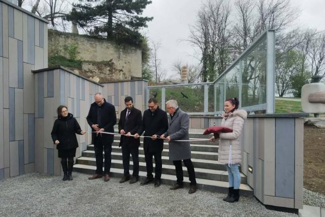 Szalagátvágási ceremónia a fogadópont előtt