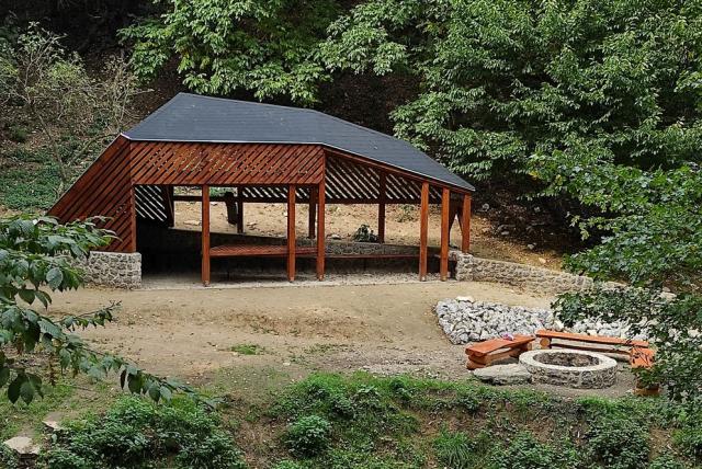 Óbánya, esőbeálló